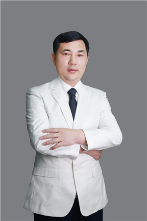1741837780982031.jpeg 董事长近期商务照.jpeg